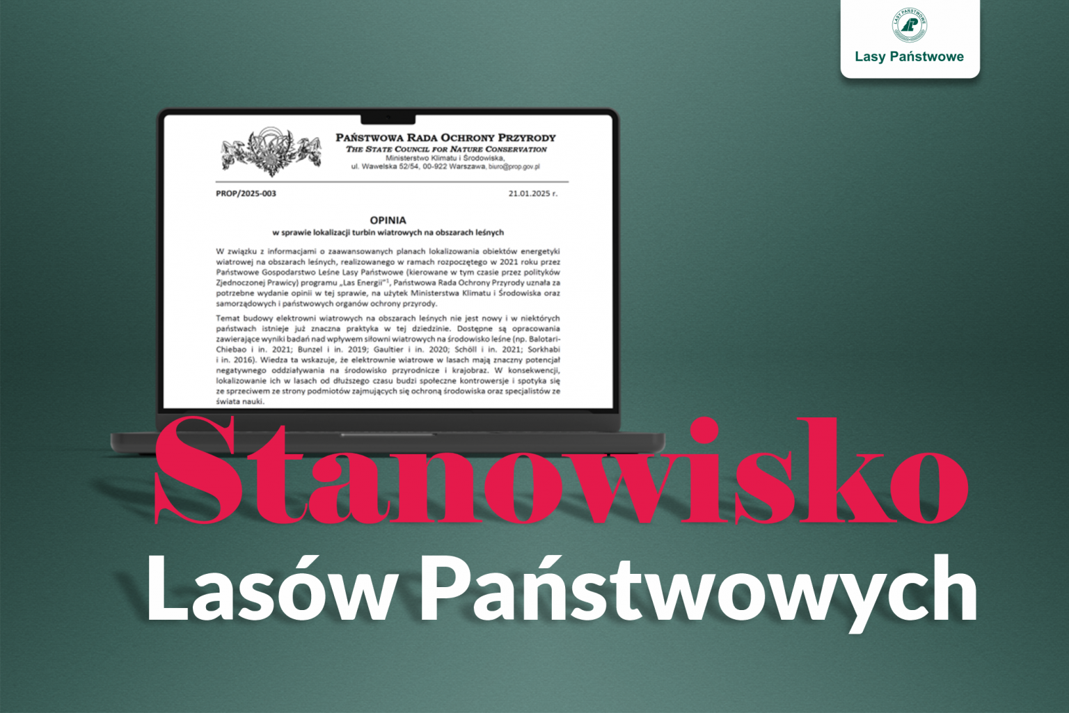 Grafika przedstawia otwartego laptopa z wyświetlonym dokumentem zatytułowanym 'Opinia w sprawie lokalizacji turbin wiatrowych na obszarach leśnych', wydanym przez Państwową Radę Ochrony Przyrody. Dokument zawiera analizę wpływu elektrowni wiatrowych na środowisko leśne. W tle znajduje się zielone gradientowe tło. Po prawej stronie znajduje się napis 'Stanowisko Lasów Państwowych', gdzie słowo 'Stanowisko' wyróżnione jest czerwonym kolorem, a 'Lasów Państwowych' białym. Układ graficzny sugeruje oficjalne oświadczenie lub prezentację stanowiska w sprawie energetyki wiatrowej w lasach